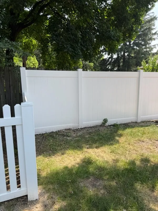 vinyl privacy fence installed by top rail fence