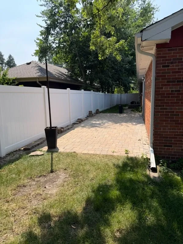 vinyl privacy fence installed by top rail fence