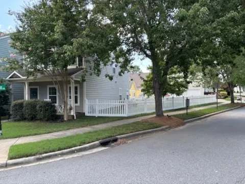 vinyl picket fence installed by top rail fence