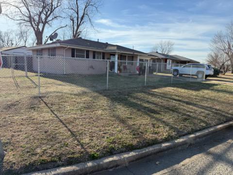galvanized chain link fence installed by top rail fence