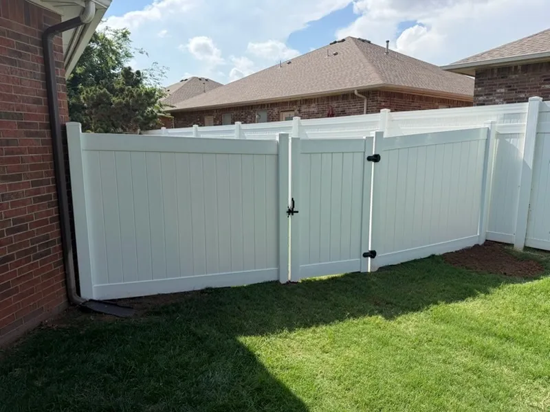 vinyl privacy fence installed by top rail fence