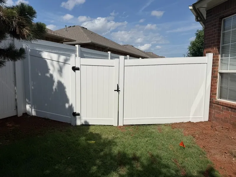 vinyl privacy fence installed by top rail fence
