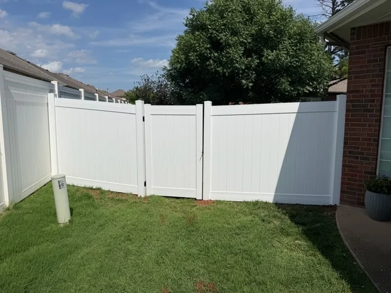 vinyl privacy fence installed by top rail fence