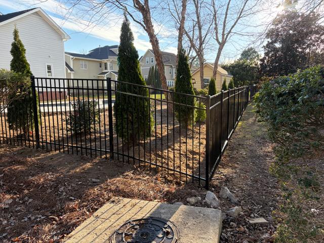 Aluminum Horizontal fence installed by top rail fence