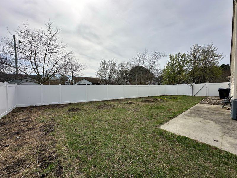 vinyl privacy fence installed by top rail fence