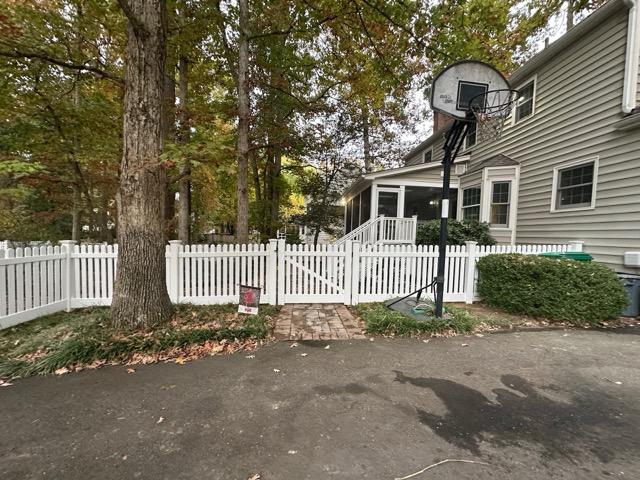 vinyl picket fence installed by top rail fence
