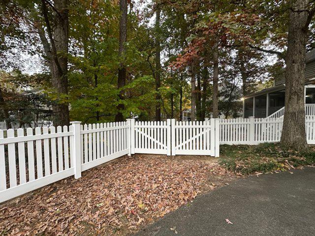 vinyl picket fence installed by top rail fence