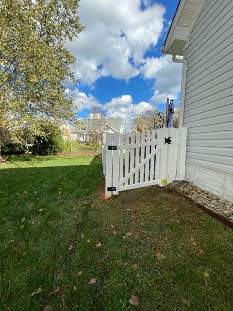 vinyl picket fence installed by top rail fence