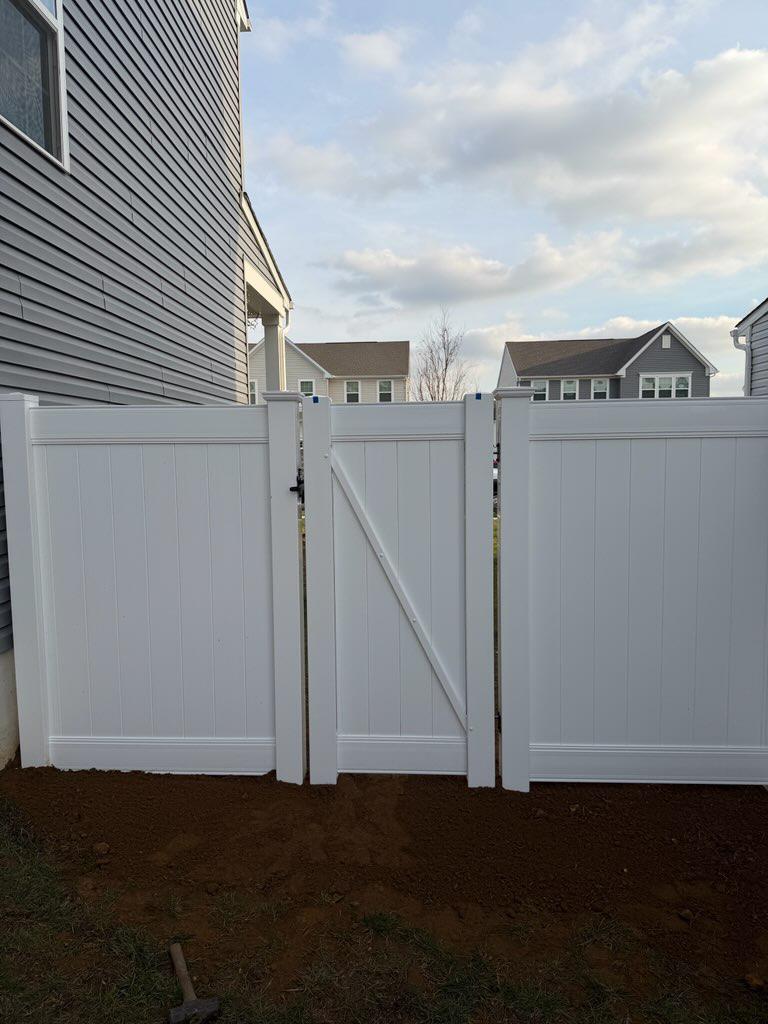 vinyl privacy fence installed by top rail fence