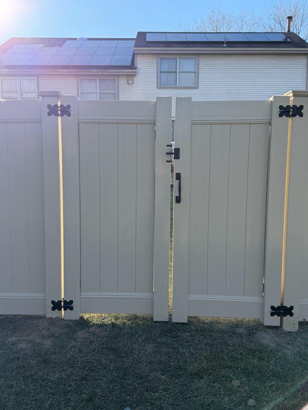 vinyl privacy fence installed by top rail fence