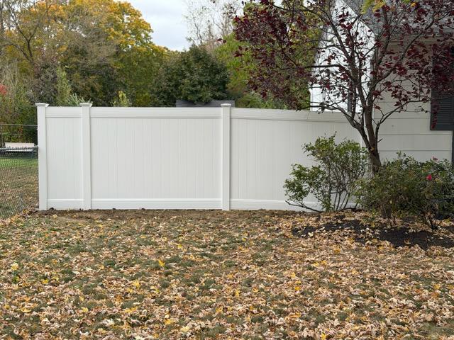vinyl privacy fence installed by top rail fence