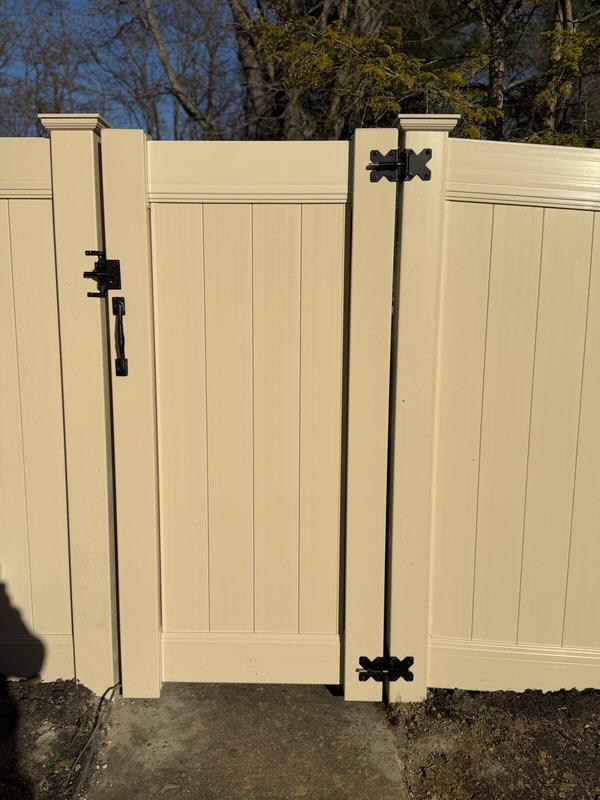 vinyl privacy fence installed by top rail fence