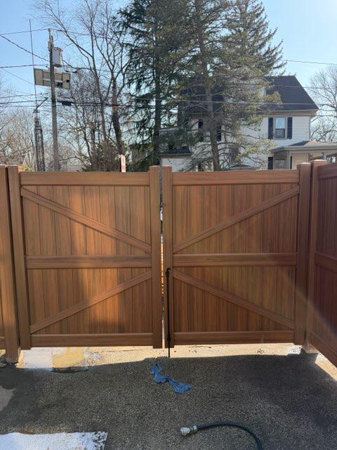 vinyl privacy fence installed by top rail fence