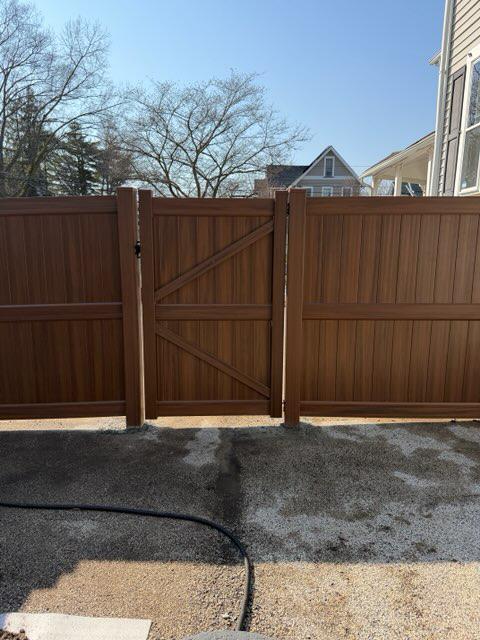 vinyl privacy fence installed by top rail fence
