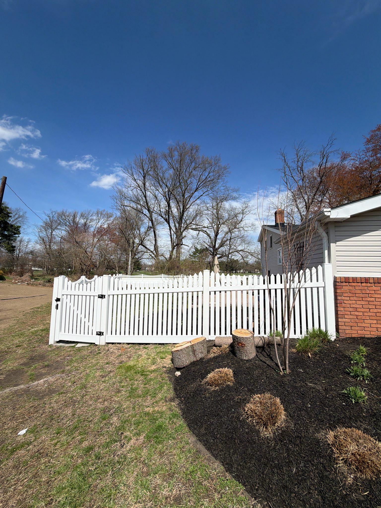 vinyl scalloped picket fence installed by top rail fence