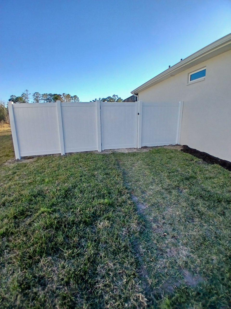  privacy vinyl fence installed by top rail fence