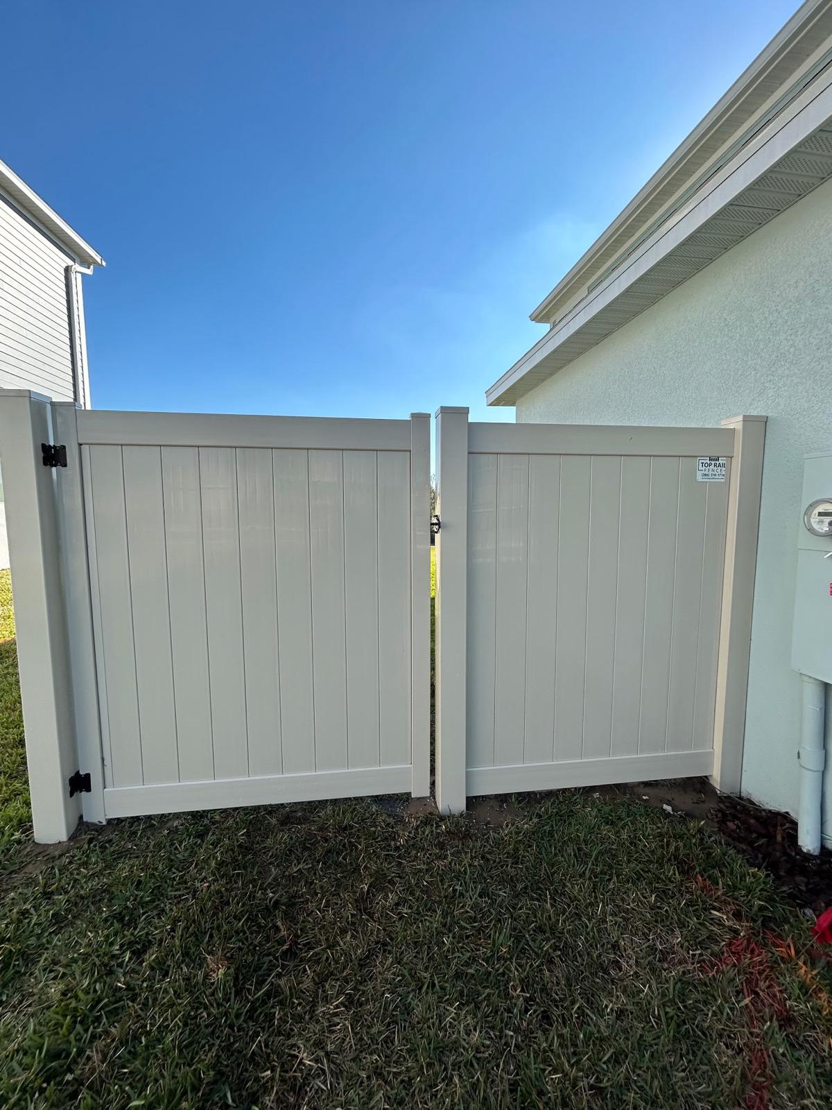  privacy vinyl fence installed by top rail fence