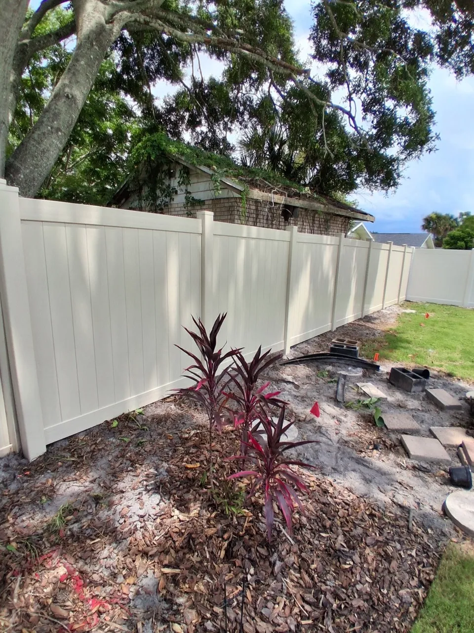 vinyl privacy fence installed by top rail fence