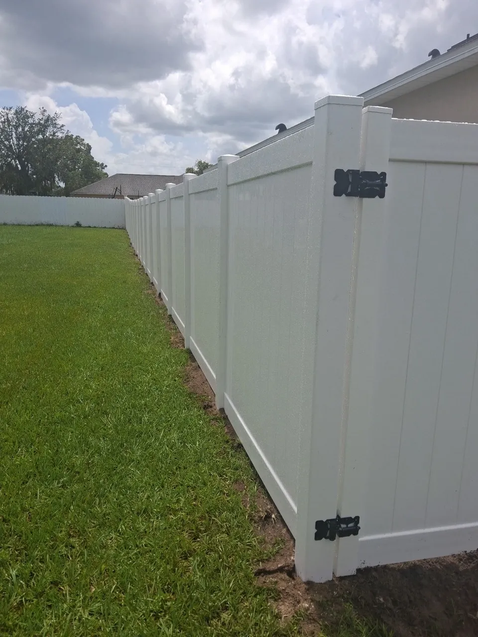 vinyl privacy fence installed by top rail fence