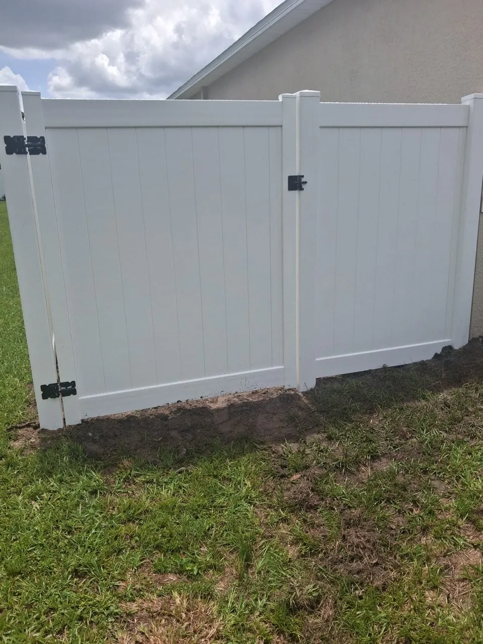 vinyl privacy fence installed by top rail fence