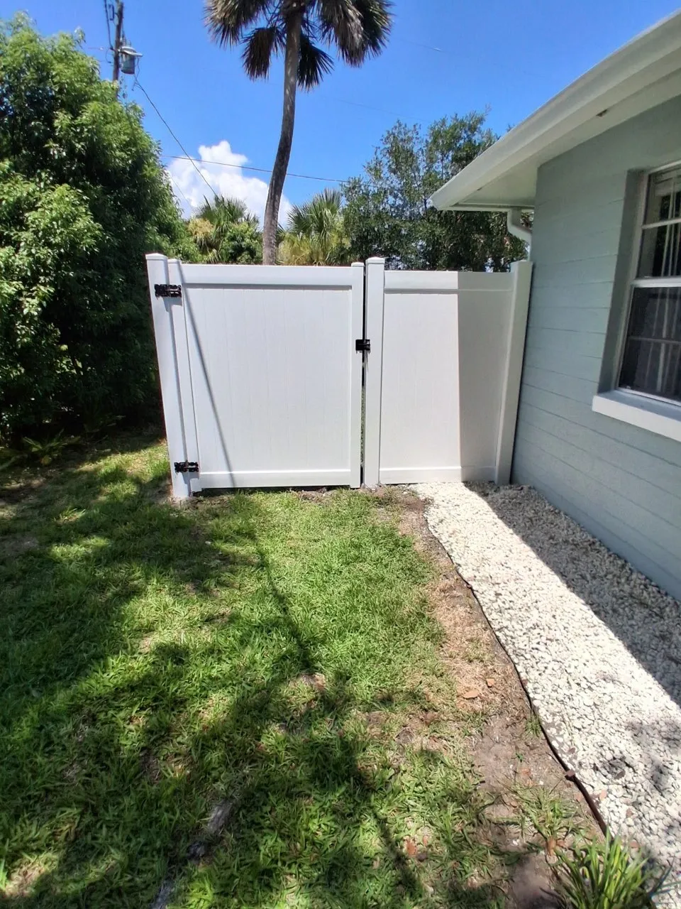 vinyl privacy fence installed by top rail fence