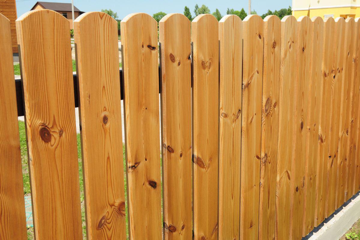 How Seasonal Weather in Des Moines Impacts Fence Longevity