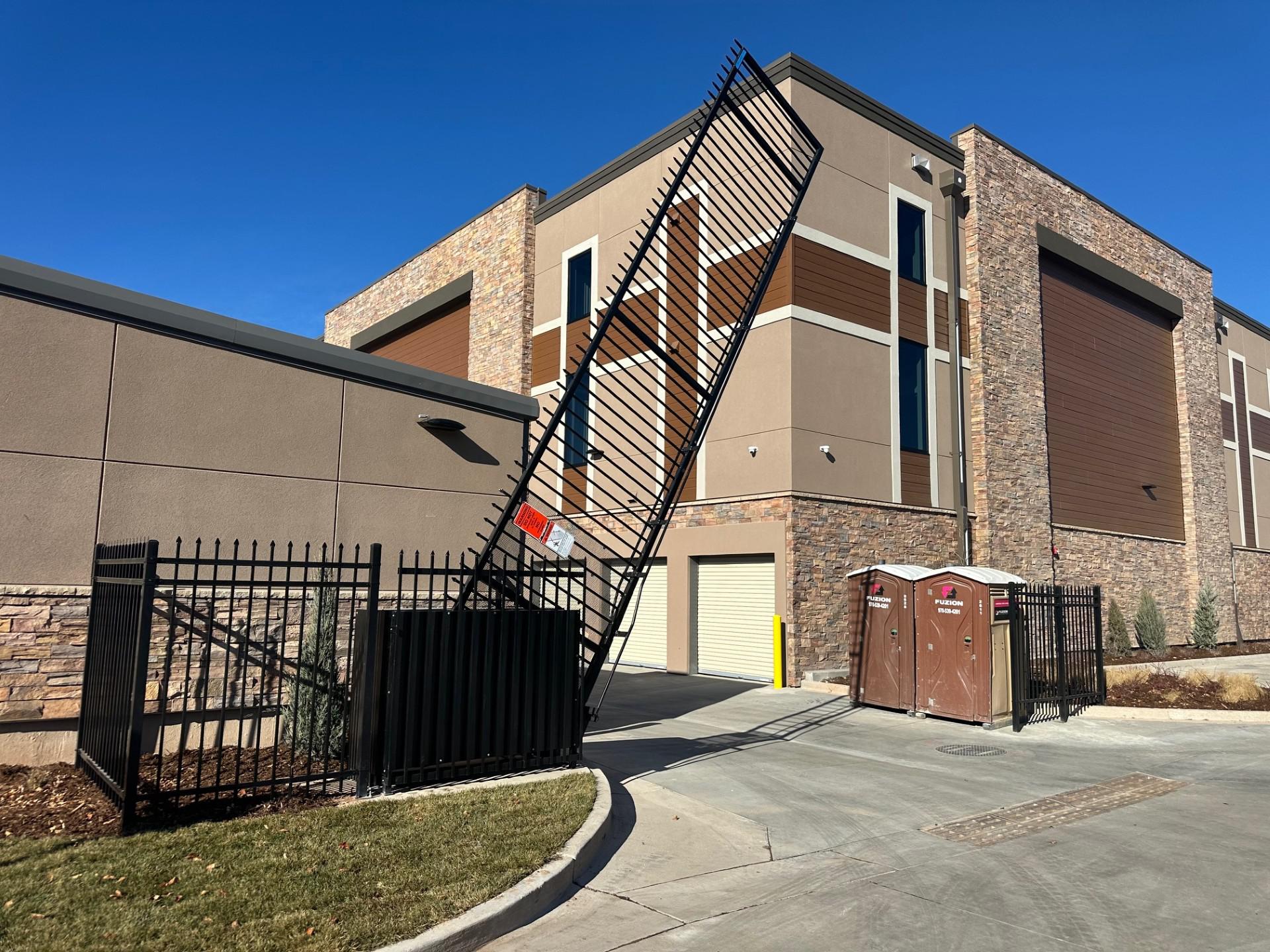aluminum fence installed by top rail fence
