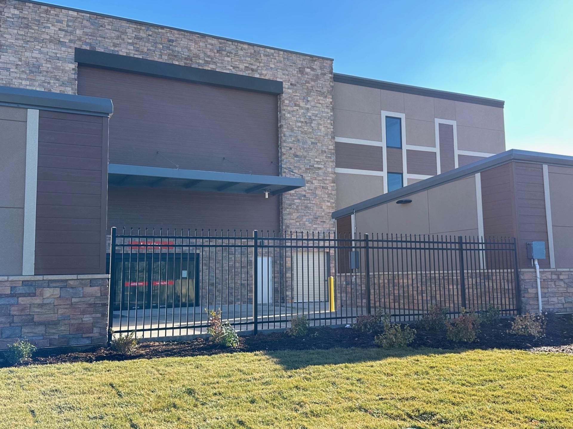 aluminum fence installed by top rail fence