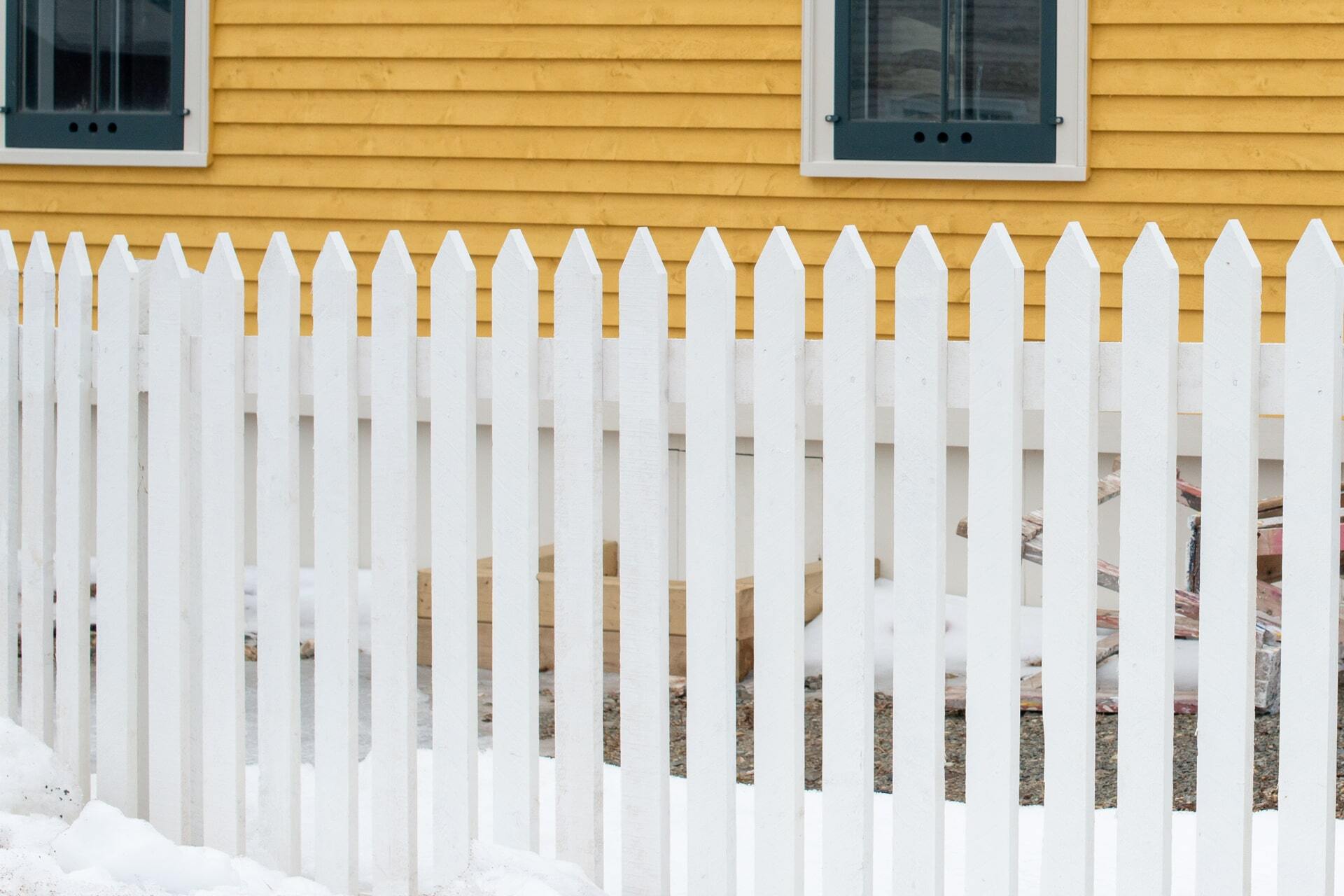 The Low-Maintenance Appeal of Vinyl Fencing for Richmond Homes 
