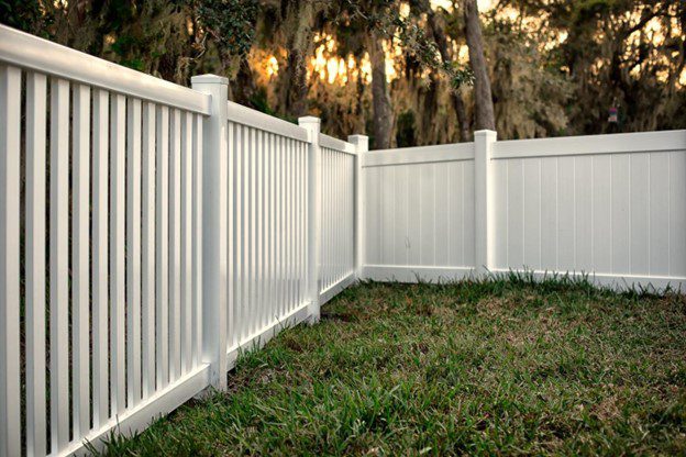 How to Repair a Vinyl Fence 