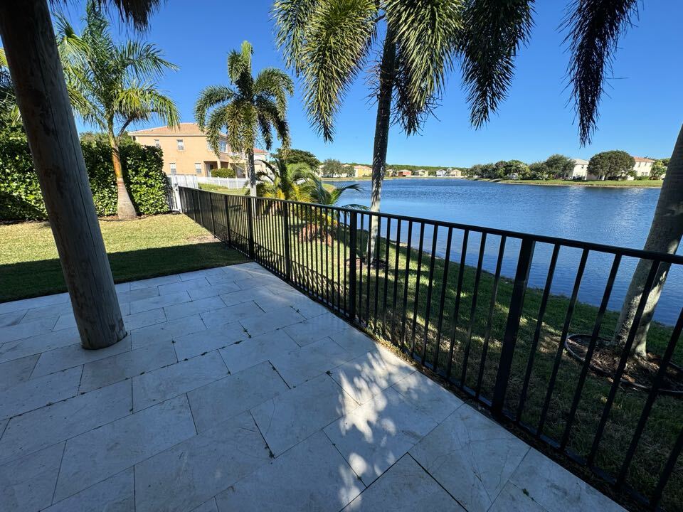 Today we are in Olympia in Wellington, FL, where we installed a 4-foot black aluminum smooth-top fence for a waterfront home. This safety barrier provides peace of mind for a couple with three young children while maintaining an open view of the water. When it comes to blending safety, style, and durability, Top Rail Fence is the name families trust in Wellington.
