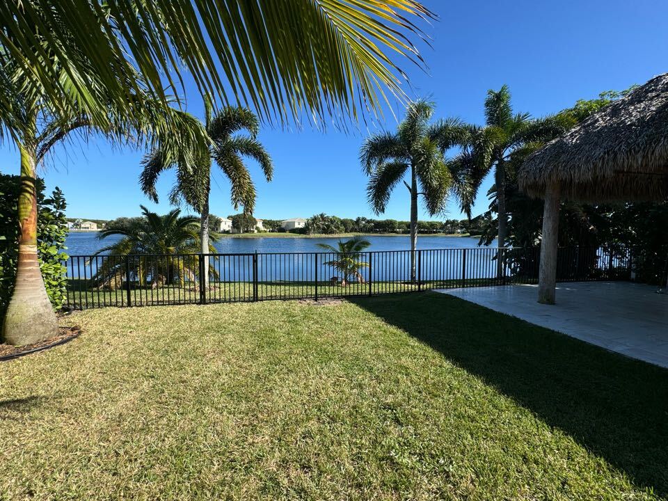 Today we are in Olympia in Wellington, FL, where we installed a 4-foot black aluminum smooth-top fence for a waterfront home. This safety barrier provides peace of mind for a couple with three young children while maintaining an open view of the water. When it comes to blending safety, style, and durability, Top Rail Fence is the name families trust in Wellington.