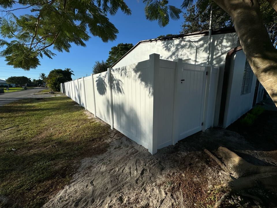 We just finished installing a 6-foot white privacy vinyl fence in West Palm Beach on both sides of a homeowner’s property. This project required navigating a tricky permitting process, including an environmental review and securing a variance through the Palm Beach County Building Department. Thanks to our expertise, we delivered a seamless installation while ensuring the fence met all regulations—just another day of going the extra mile at Top Rail Fence.
