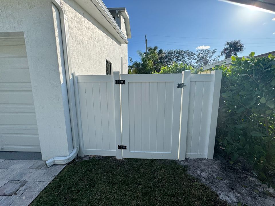 In West Palm Beach, FL, we installed a combination of fencing to secure and enhance this property. The project included a 6-foot-tall white privacy fence on both sides of the home, 4-foot black chain link along the left side, and a 6-foot wood stockade section to fill in a missing area on the right. 