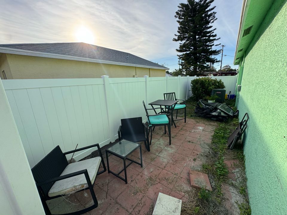 In West Palm Beach, FL, we installed a 6-foot-tall white privacy vinyl fence for a young family looking to create a safe and private backyard space. This durable, low-maintenance fence adds both security and style to their home.