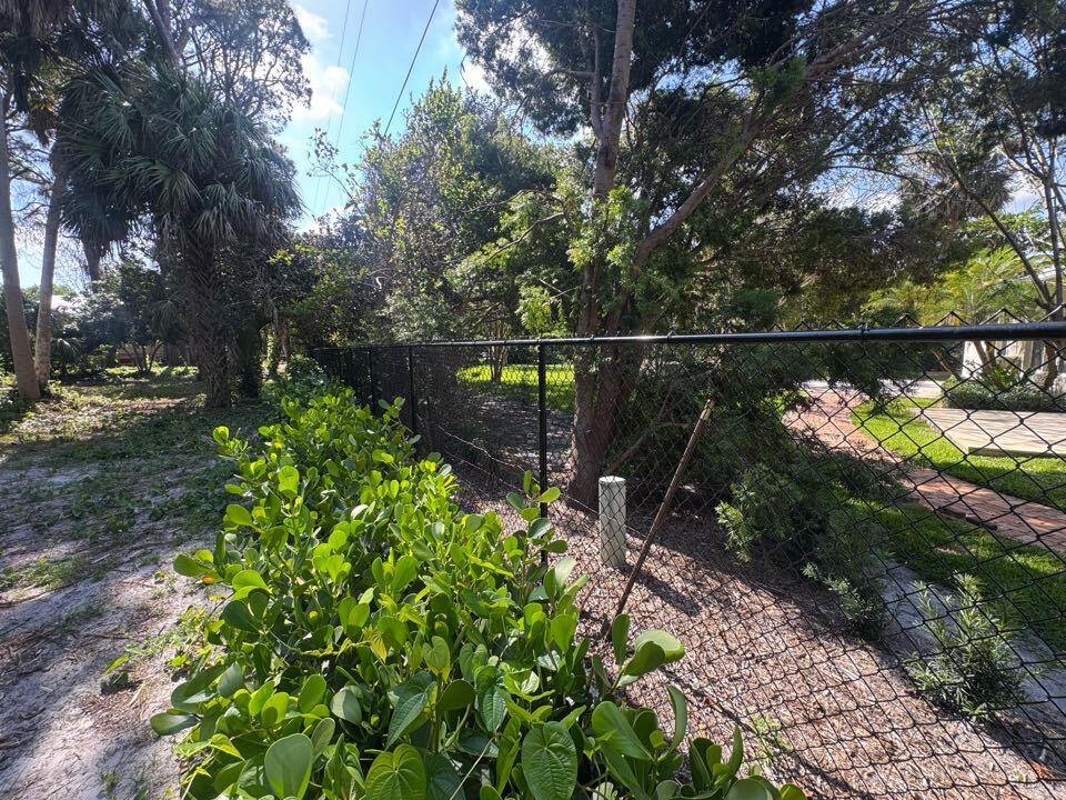 In the Pennock Point neighborhood of Jupiter, FL, we installed 600 feet of black chain link fencing—a combination of 4-foot and 6-foot heights—to help the property owner secure and protect his land. We also managed the entire permitting process to keep things simple. 