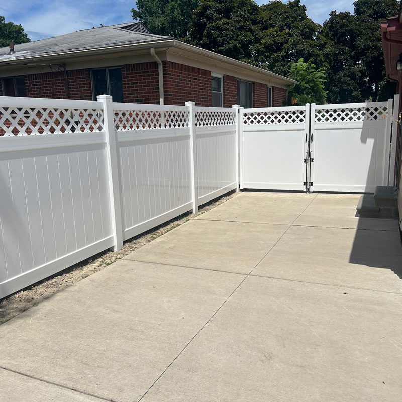 white vinyl privacy fence with lattice in detroit