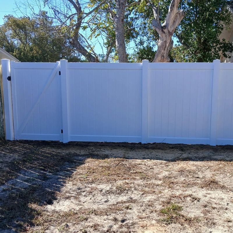 white vinyl fence