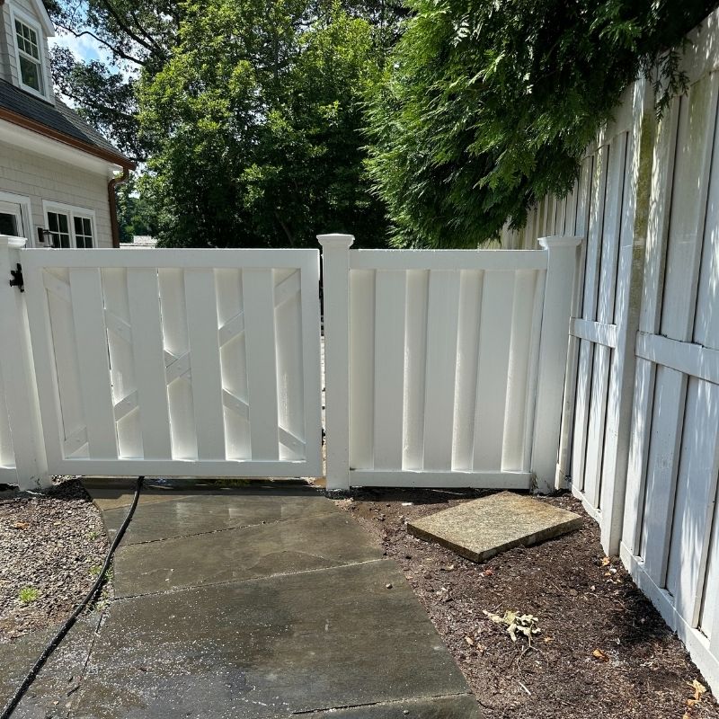 shadowbox vinyl fence installed by top rail fence