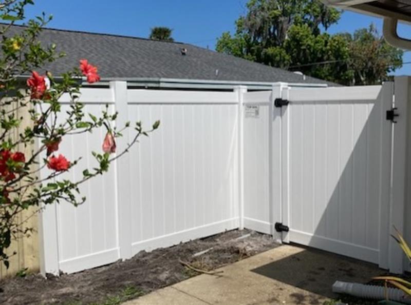 Vinyl Top Rail White Fence in Dakota Beach