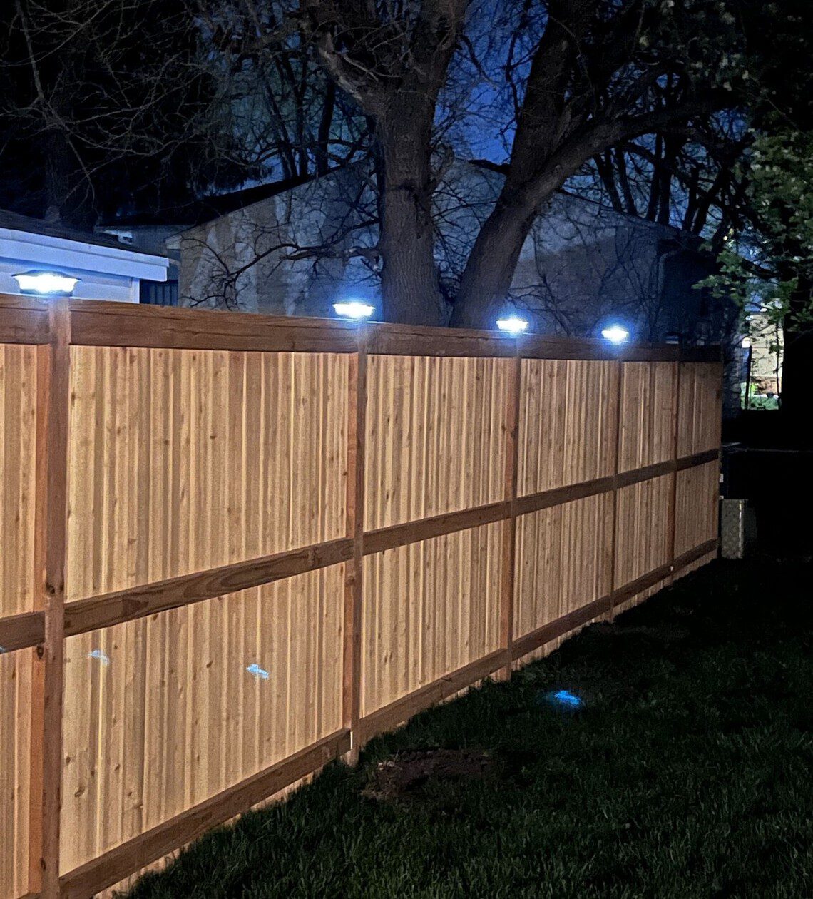 vinyl-privacy-fence-installation-2