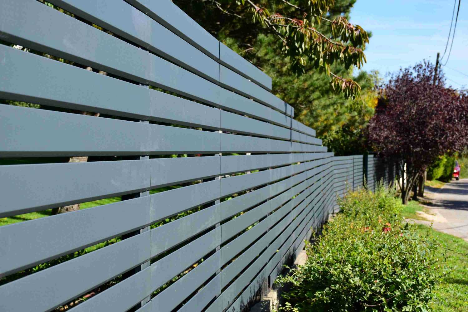 gray-height-variation-horizontal-privacy-fence-ideas