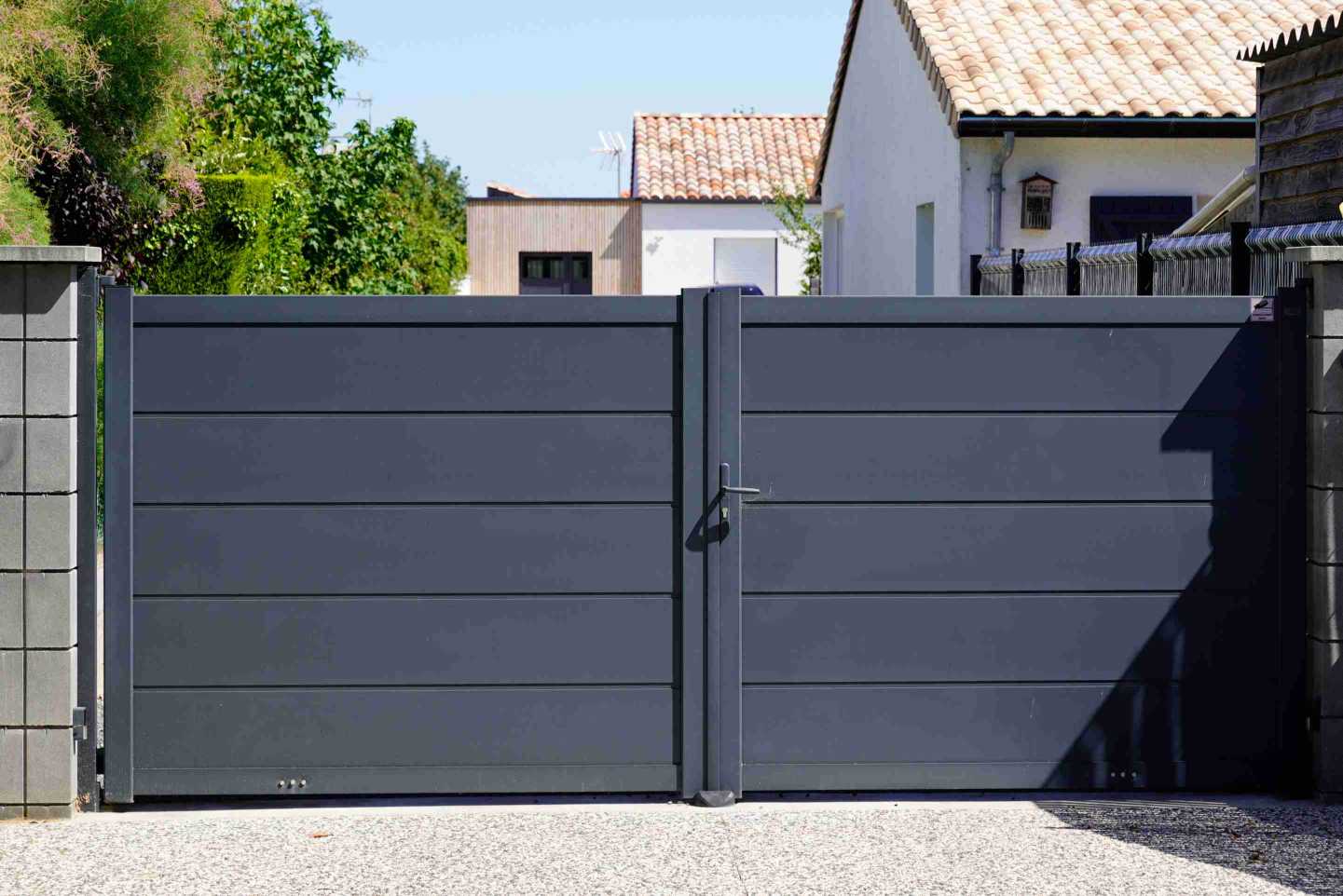 horizontal-privacy-fence-ideas-swinging-gate