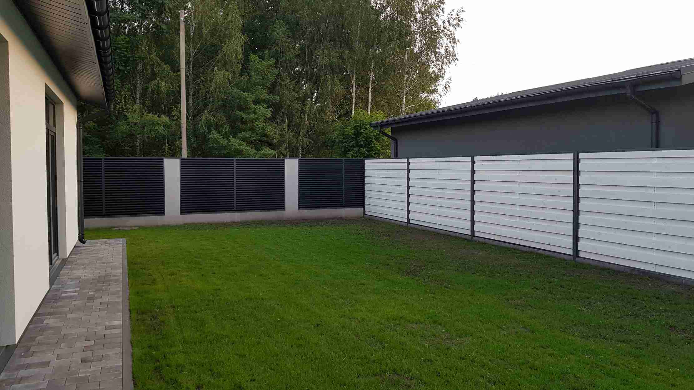 aluminum-fence-maintenance-lawn