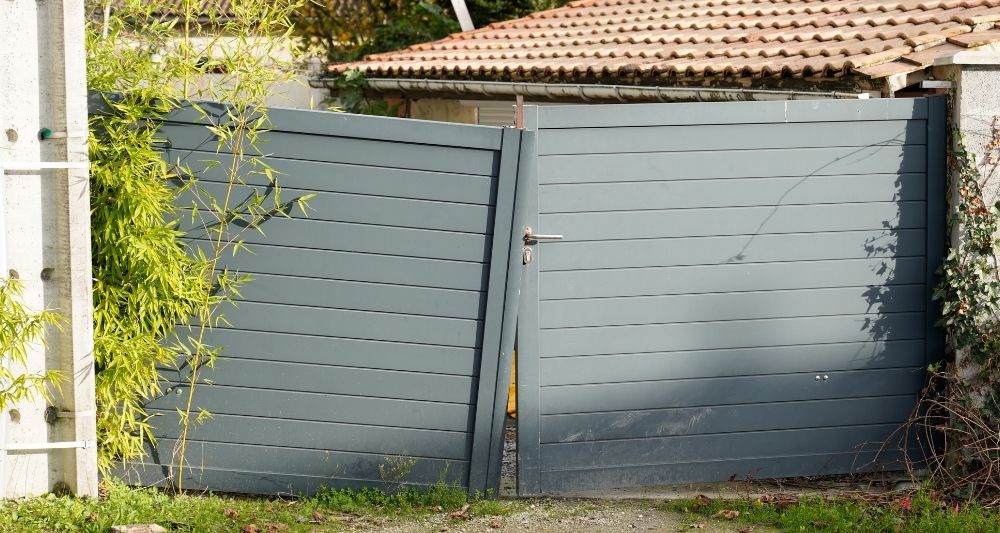 Broken metal gate